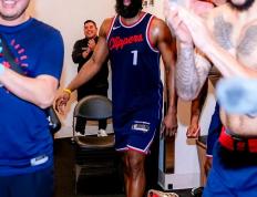 世俱杯分组-勇士队主场力克快船队