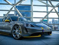 世俱杯参赛资格-冰岛奇迹与黄喜灿的F1式接管，体育世界的不朽传奇